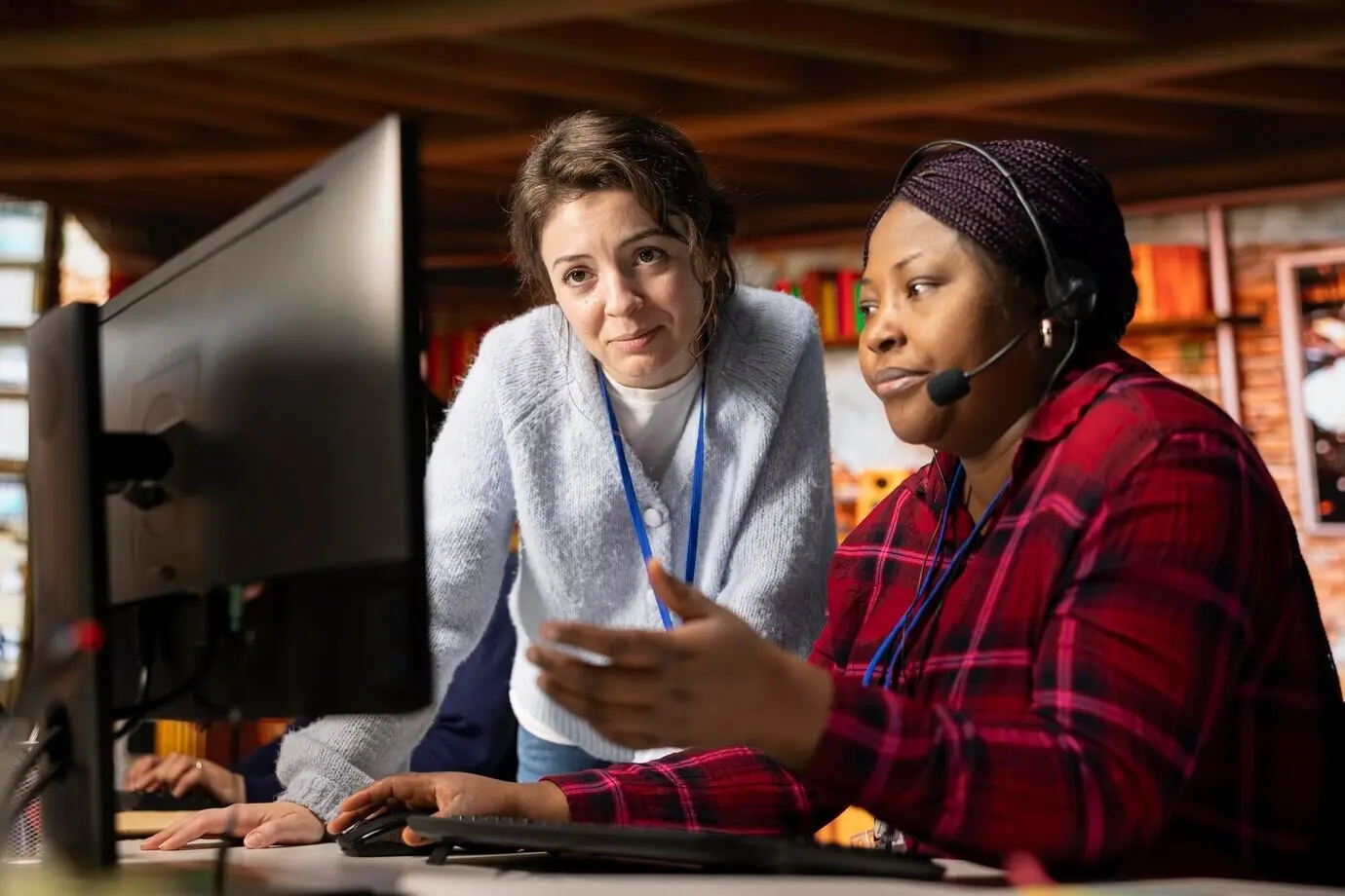 Супервизор колл-центра оказывает поддержку и даёт наставления стажёру.