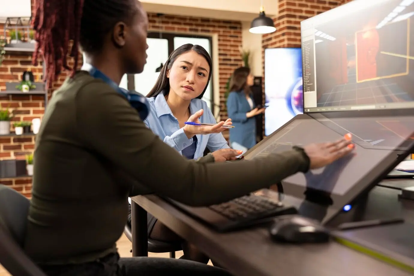 Креативный менеджер-женщина задаёт вопросы своему сотруднику.